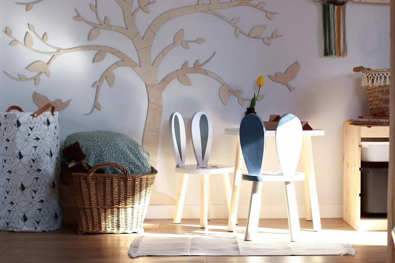 Décoration murale arbre en bois avec oiseaux dans une chambre bébé en bois clair, accent ludique et moderne
