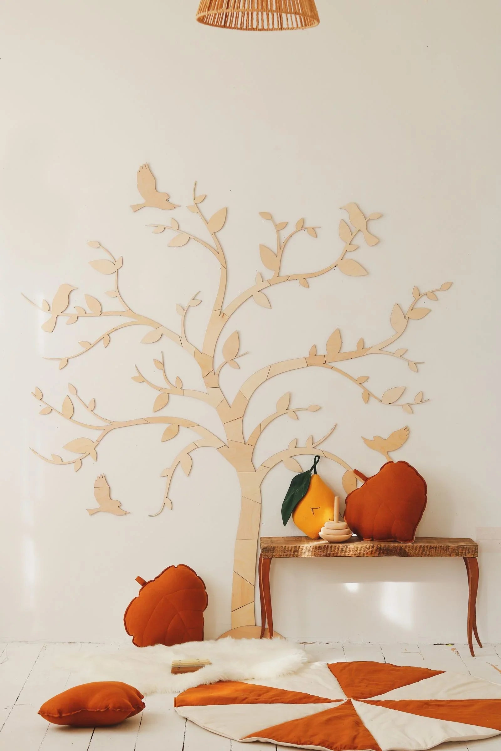 Décoration murale arbre en bois avec oiseaux, art mural chambre bébé minimaliste, couleur neutre, style scandinave