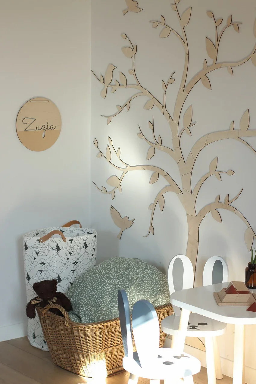 Décoration murale arbre en bois avec oiseaux dans un coin de chambre bébé minimaliste, déco neutre