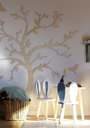 Décoration murale arbre en bois avec oiseaux en chambre bébé, assortie aux chaises et table lapin pour enfants