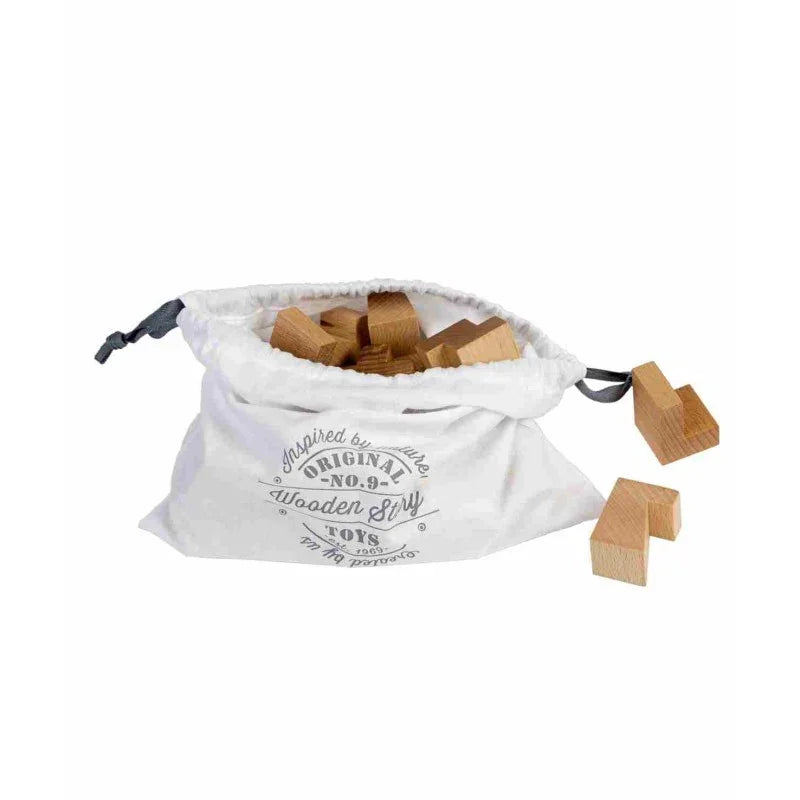 Blocs de construction en bois naturel dans un sac de rangement en coton, conçus pour la construction Montessori et l'apprentissage sans écran.